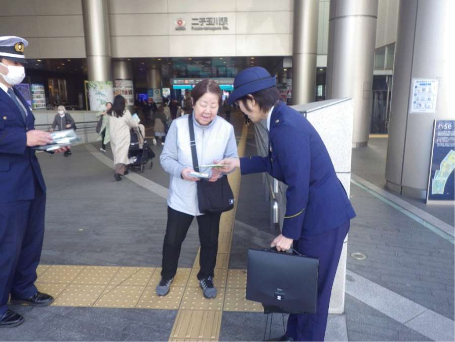 溝口駅前の被害者支援キャンペーンの画像