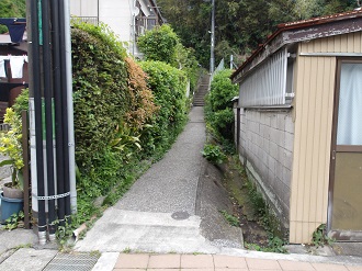 階段へ続く道