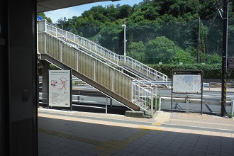 京急田浦駅改札前歩道橋