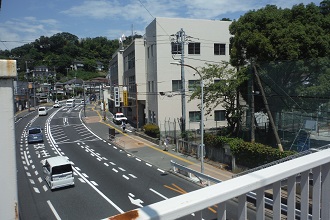 歩道橋から見える田浦警察署