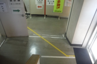 床の白い線