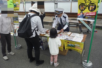 交通安全グッズ配布1