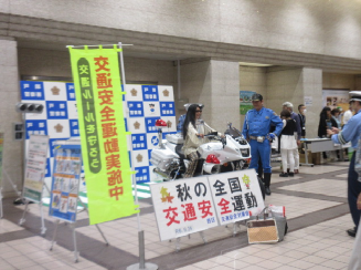 白バイに乗って記念写真を撮る写真