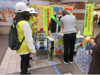 反射材をプレゼントする写真