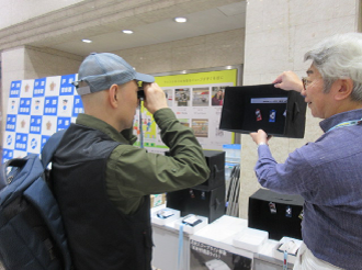 反射材の見え方を体験する写真