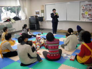 お母さん、幼児に対する交通安全教室
