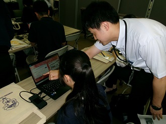 サイバー捜査体験の様子