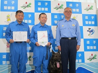 ジゲン号と鑑識課警察犬係員への表彰の様子