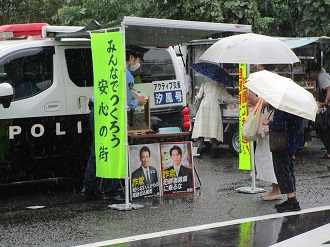 警察官がチラシ配りをしている様子