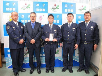 署長、岡川会長、署員の集合写真