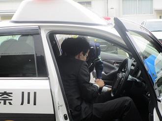 パトカー乗車体験の様子