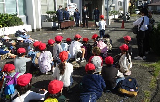 池子小学校の生徒の見学状況