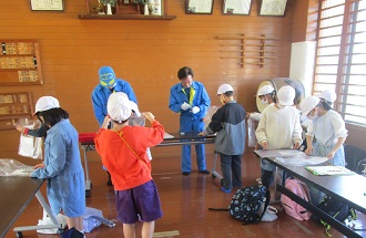 池子小学校生徒が指紋採取体験を実施している状況