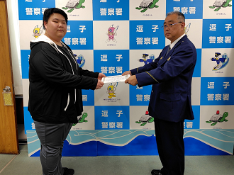 受賞者様に感謝状を贈呈する逗子警察署長