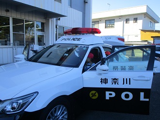 沼間小学校生徒がパトカーの乗車体験を実施する状況