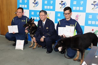 警察犬表彰(オラフ号とリコー号)の写真