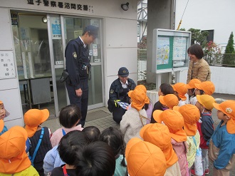 壁飾り贈呈の様子