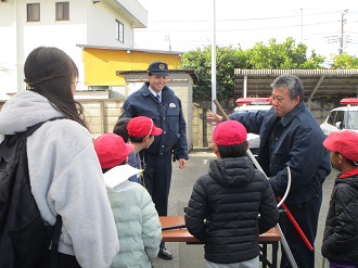 逗子小学校生徒に警察装備品の説明を実施する状況